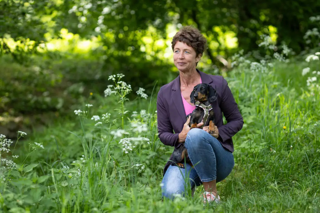 Ich begleite Frauen mit Tierkommunikation und dem Lesen im morphischen Feld zu mehr Klarheit, Vertrauen und echter Verbindung – mit ihrem Tier und mit sich selbst.