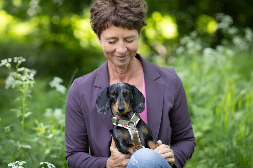 Anna und Gina lernen sich zuzuhören. Tierkommunikation Anna Frei