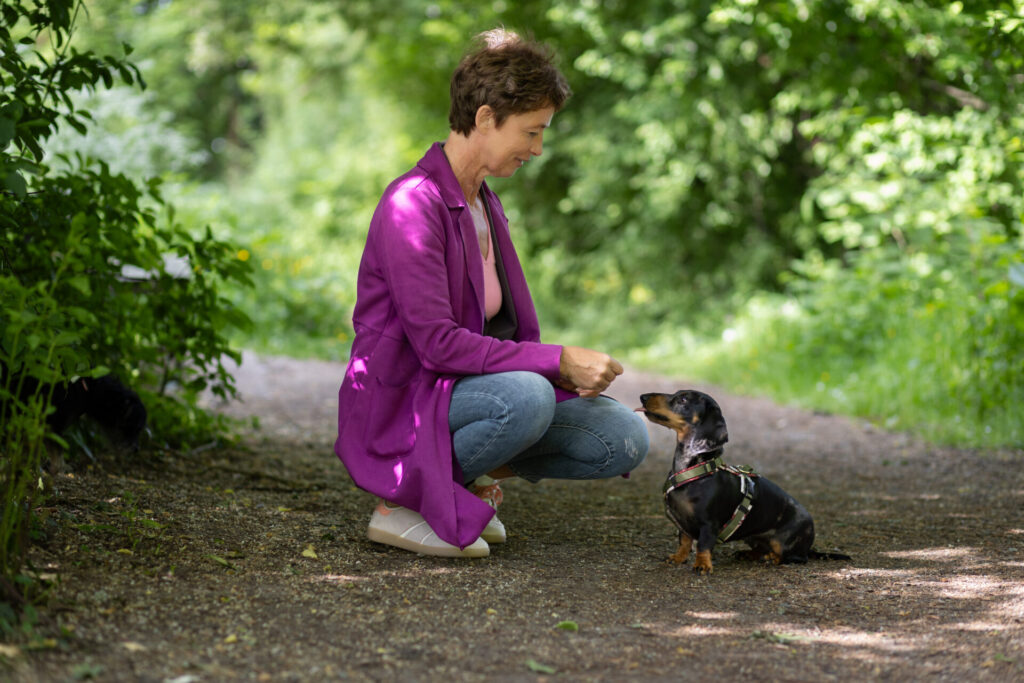 Anna Frei mit Dackel