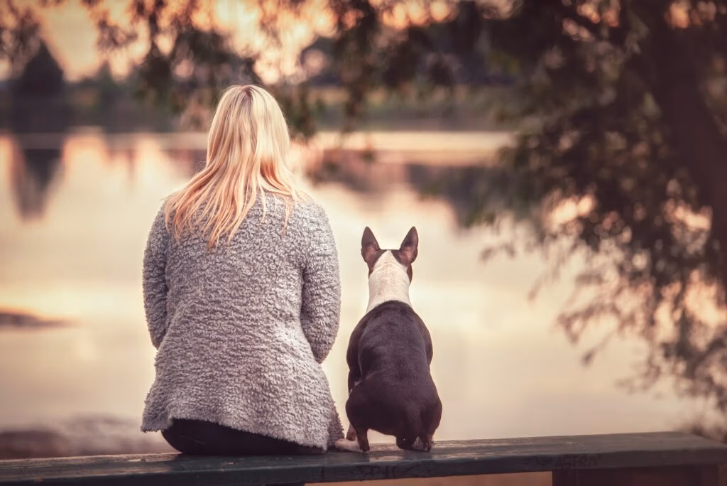 Frau mit Hund Tierkommunikation