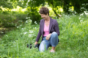 Frau und Hund auf einer Wiese- Tierkommunikation